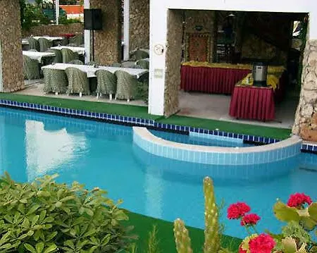 Отель Temple 3*